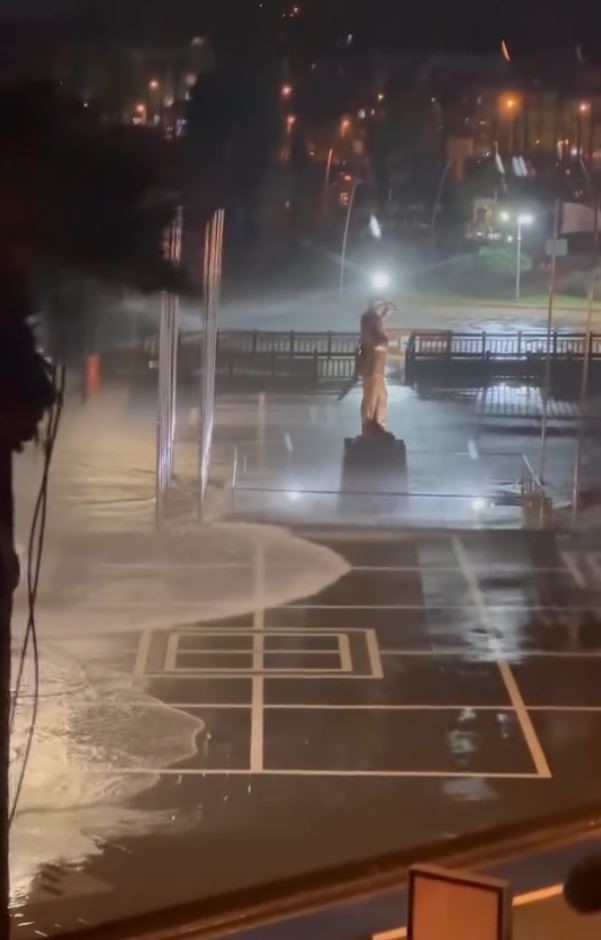 Lodos denizi taşırdı, dalgalar y&uuml;kseldi
