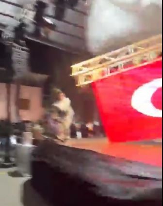 Zeybek oynamak için sahneye çıkan belediye başkanı saniyelerle kurtuldu... Sahnenin çökme anı kamerada