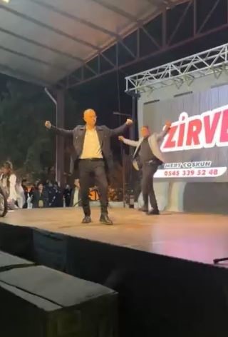 Zeybek oynamak i&ccedil;in sahneye &ccedil;ıkan belediye başkanı saniyelerle kurtuldu... Sahnenin &ccedil;&ouml;kme anı kamerada
