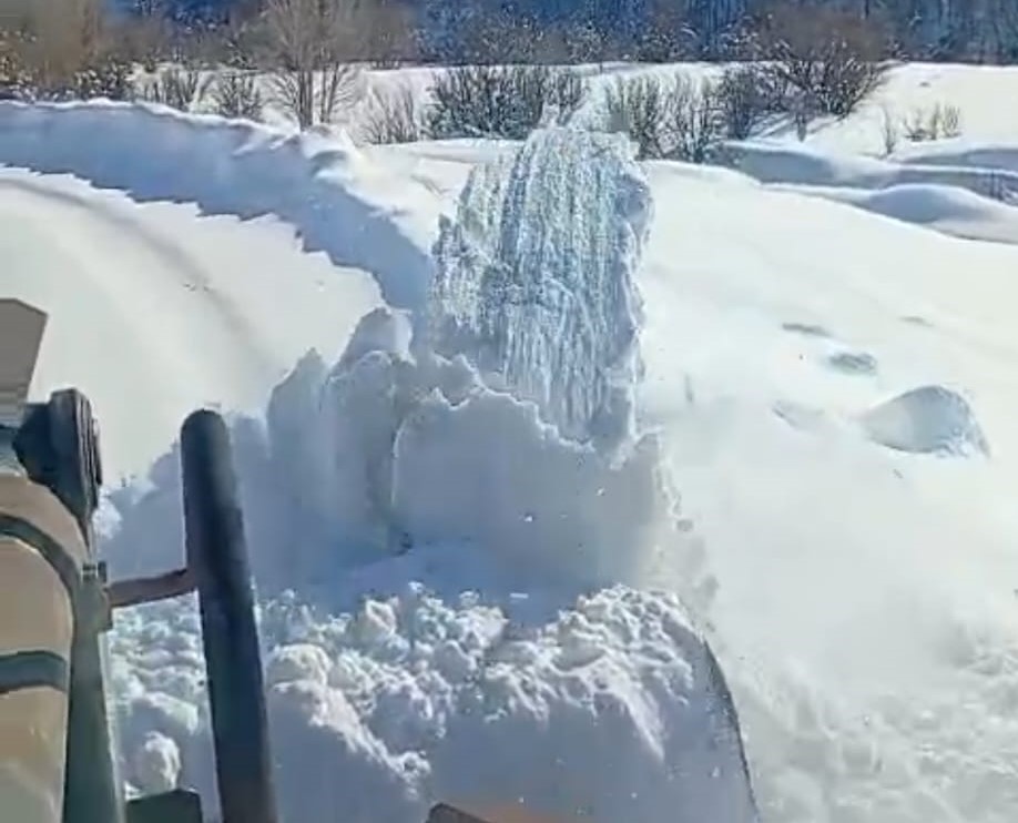 Bitlis&rsquo;te karla m&uuml;cadele &ccedil;alışmaları aralıksız devam ediyor

