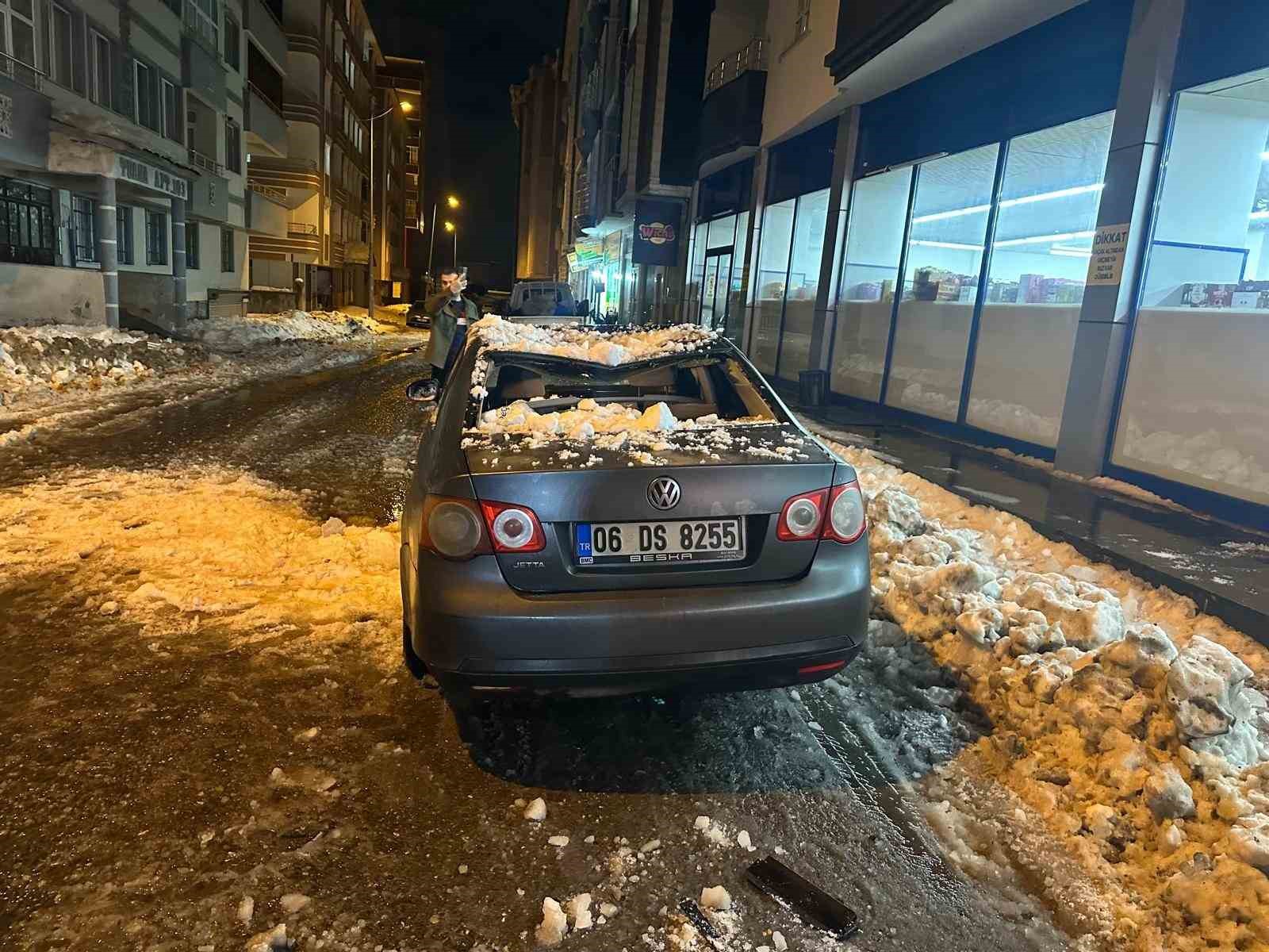 Ağrı’da çatıdan düşen kar ve buz kütlesi araca zarar verdi