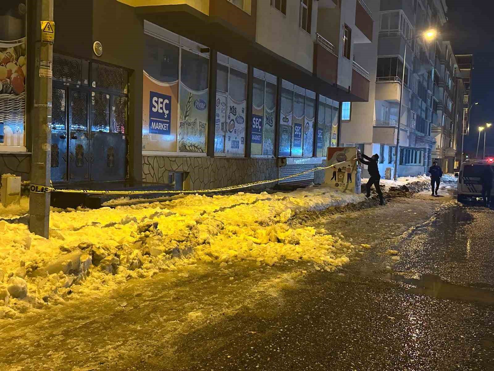 Ağrı&rsquo;da &ccedil;atıdan d&uuml;şen kar ve buz k&uuml;tlesi araca zarar verdi
