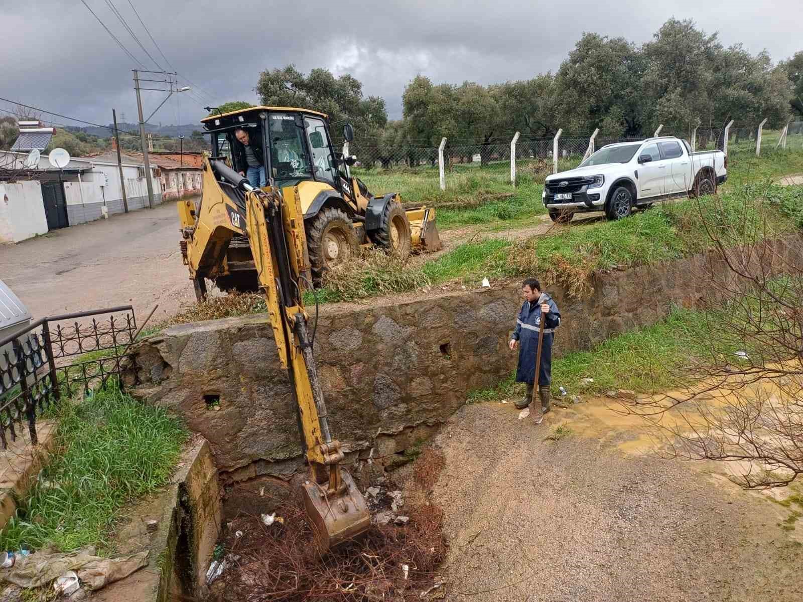 ASKİ ekipleri temizledi, taşkının önüne geçildi