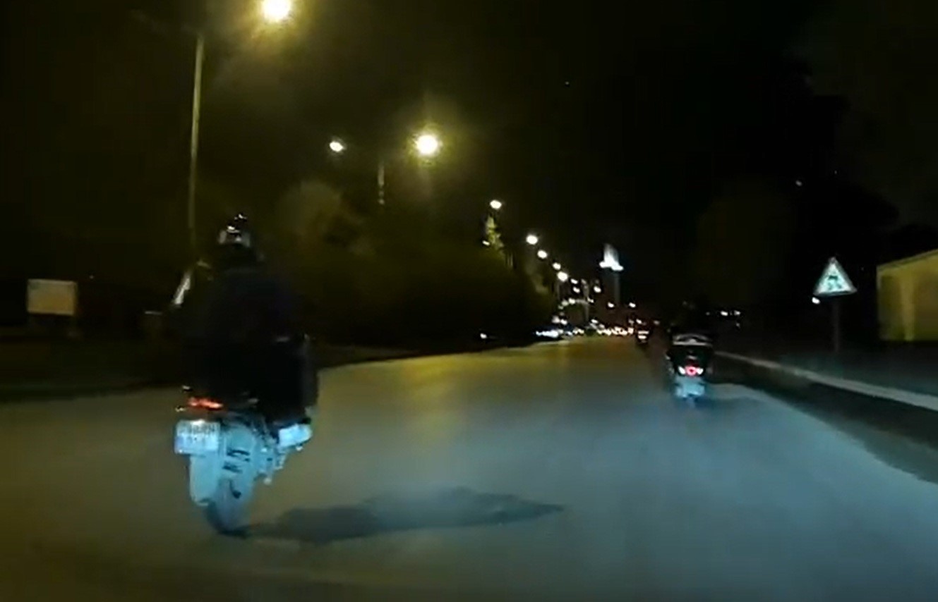 Motosikletinin &ouml;n&uuml;n&uuml; kaldırarak seyreden s&uuml;r&uuml;c&uuml; trafiği tehlikeye attı
