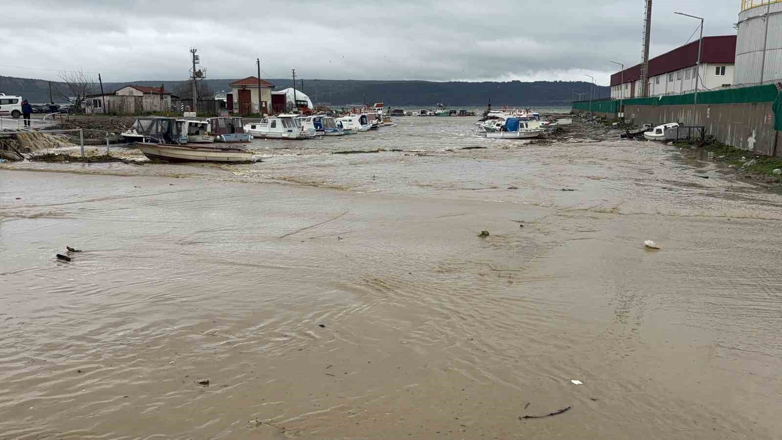 &Ccedil;anakkale&rsquo;de sağanak yağış nedeniyle Kepez &ccedil;ayı taştı
