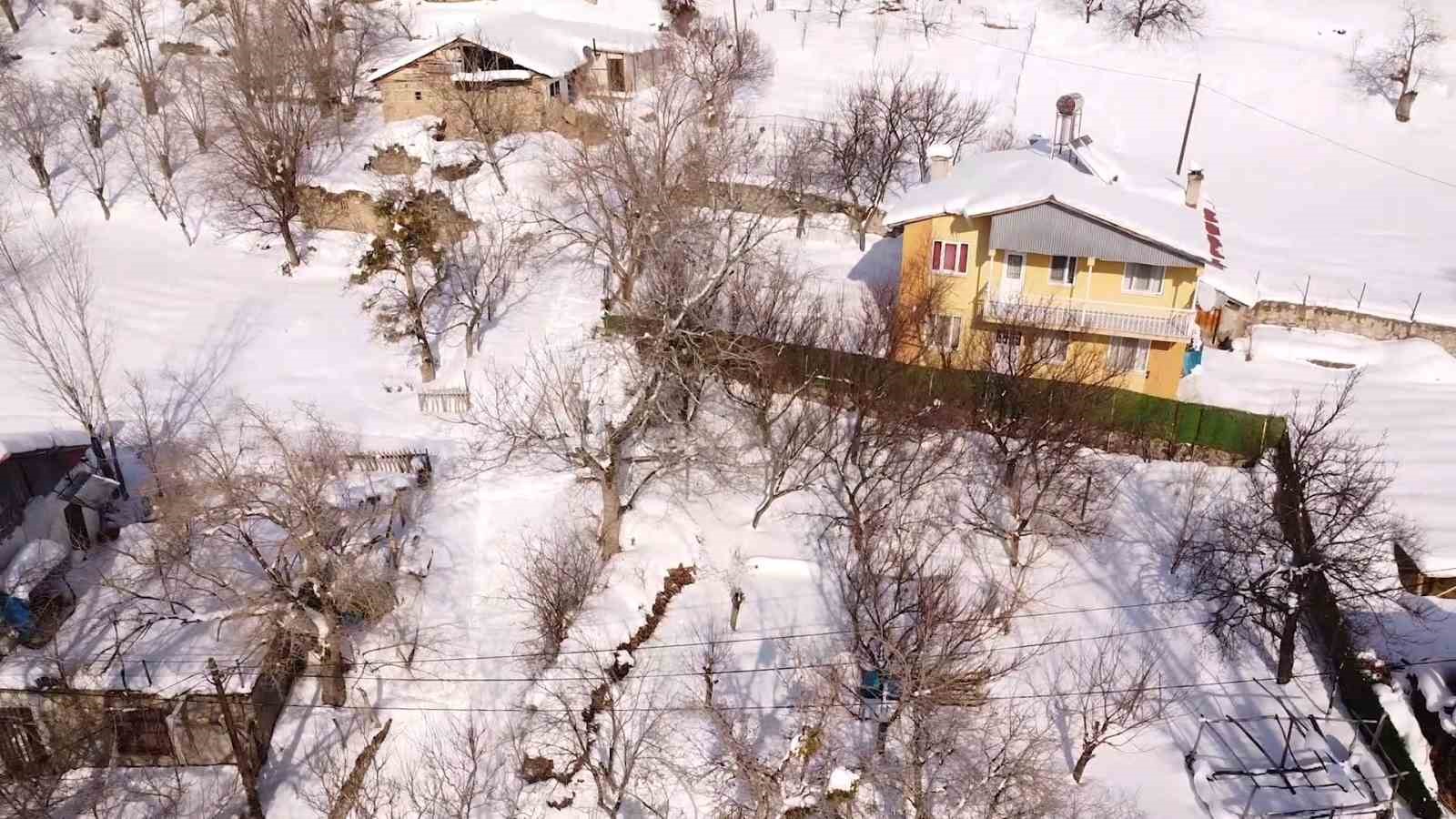 Beyaza b&uuml;r&uuml;nen 2 bin rakımdaki mahalleler havadan g&ouml;r&uuml;nt&uuml;lendi
