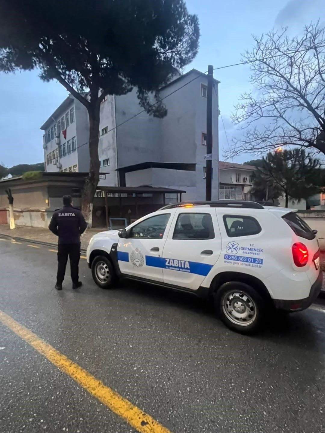 Ara tatil sonrası Germencik&rsquo;te okul &ouml;nlerinde zabıta mesaisi
