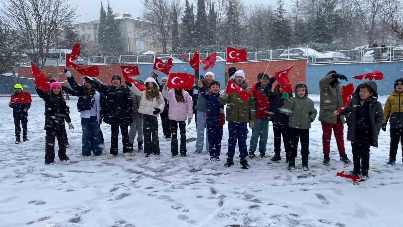Kar ile bayraklar birleşti, okullar kırmızı-beyaza b&uuml;r&uuml;nd&uuml;
