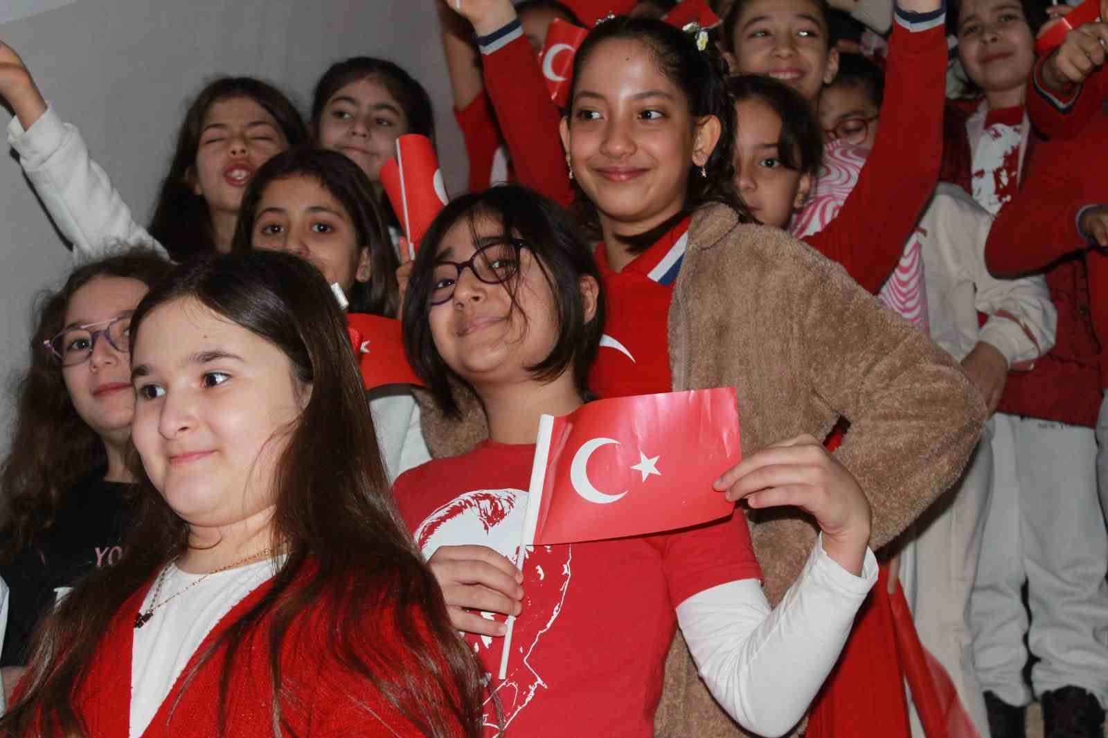 Siirt&rsquo;te okullarda &lsquo;bayrak temalı&rsquo; a&ccedil;ılış
