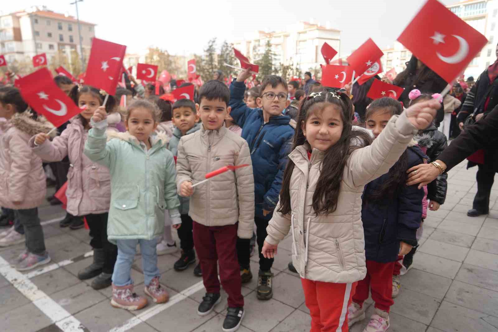 Öğrenciler ikinci döneme ’Bayrak Sevgisi’ temasıyla başladı
