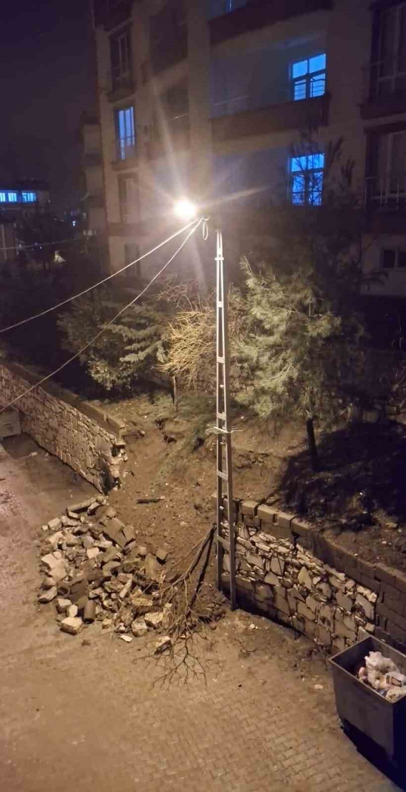 Diyarbakır&rsquo;da sağanak nedeni ile istinat duvarı &ccedil;&ouml;kt&uuml;
