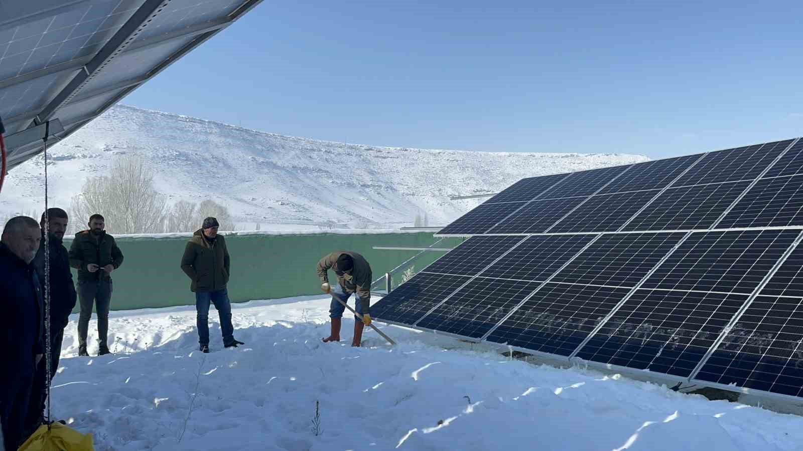 Kars’ta köylüler, içmesuyu için kurdukları GES sitemlerinin karını imece usulü temizliyor