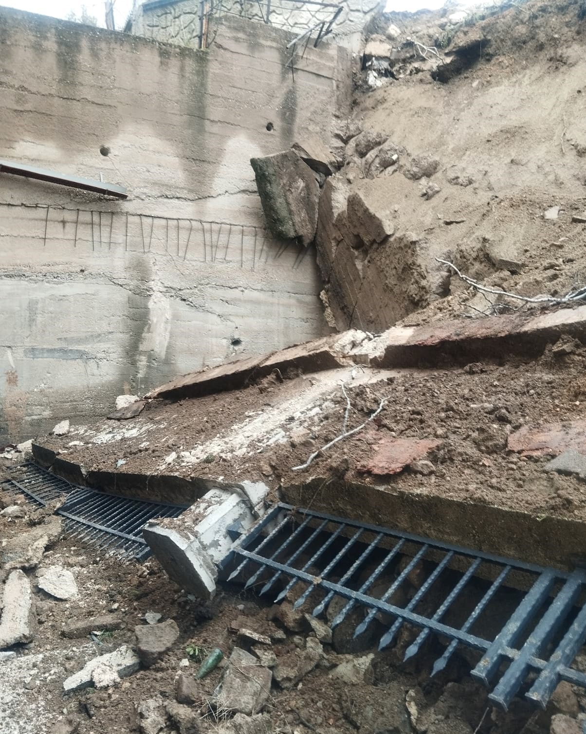 Sağanak yağmur okulun istinat duvarını yıktı
