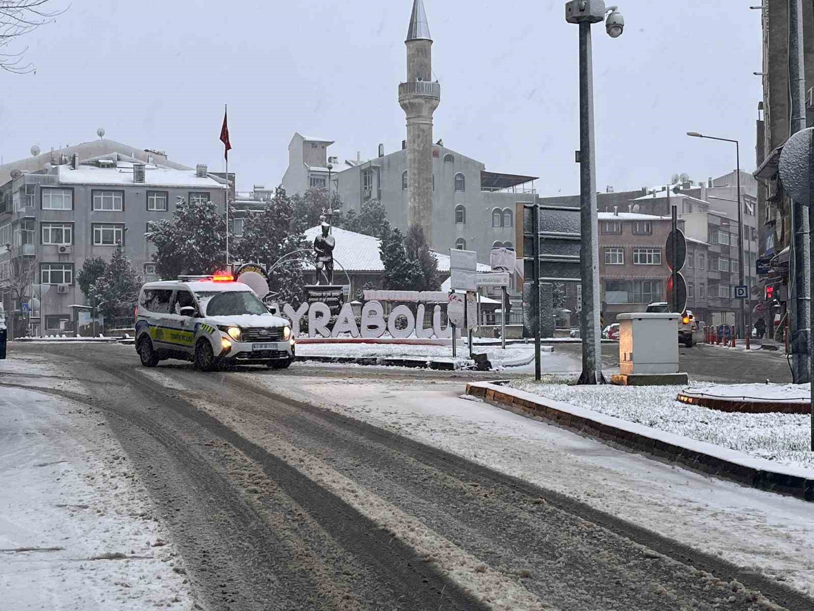 Hayrabolu’da kar yağışı etkisini artırdı: Taşımalı eğitime 1 gün ara verildi