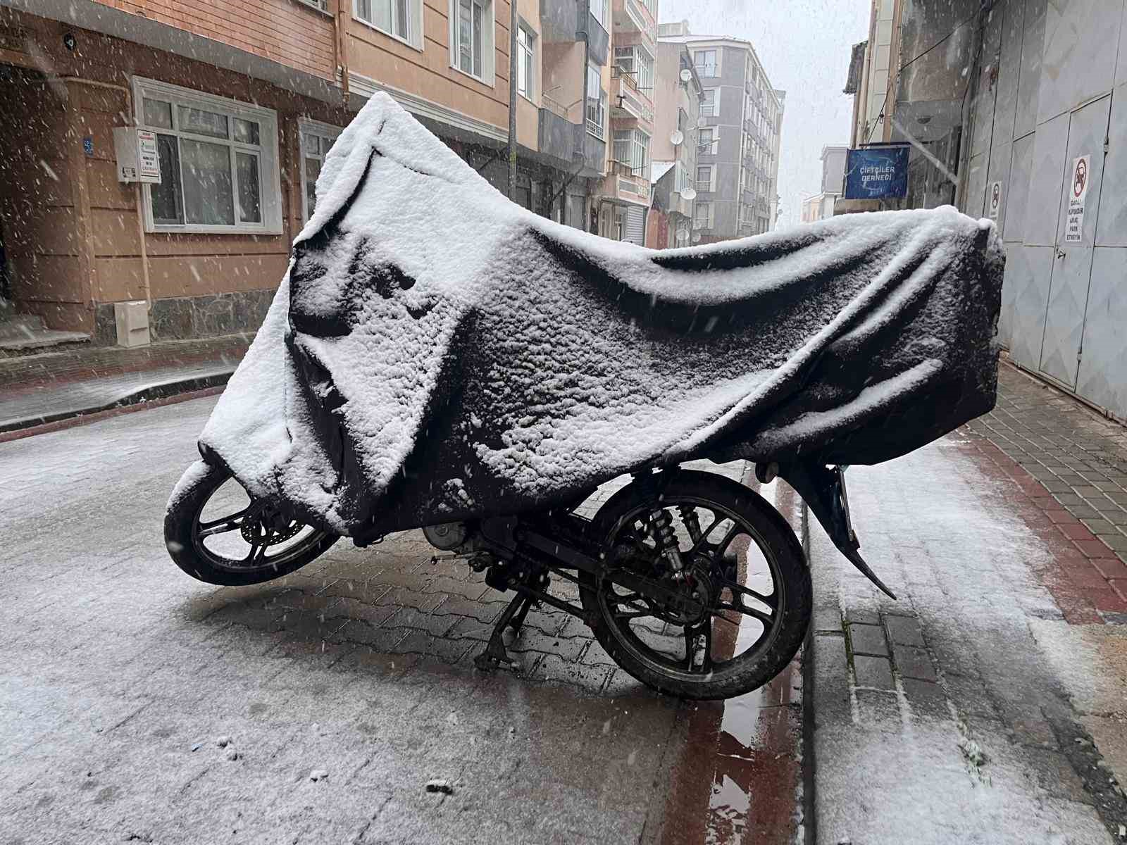 Hayrabolu&rsquo;da kar yağışı etkisini artırdı: Taşımalı eğitime 1 g&uuml;n ara verildi
