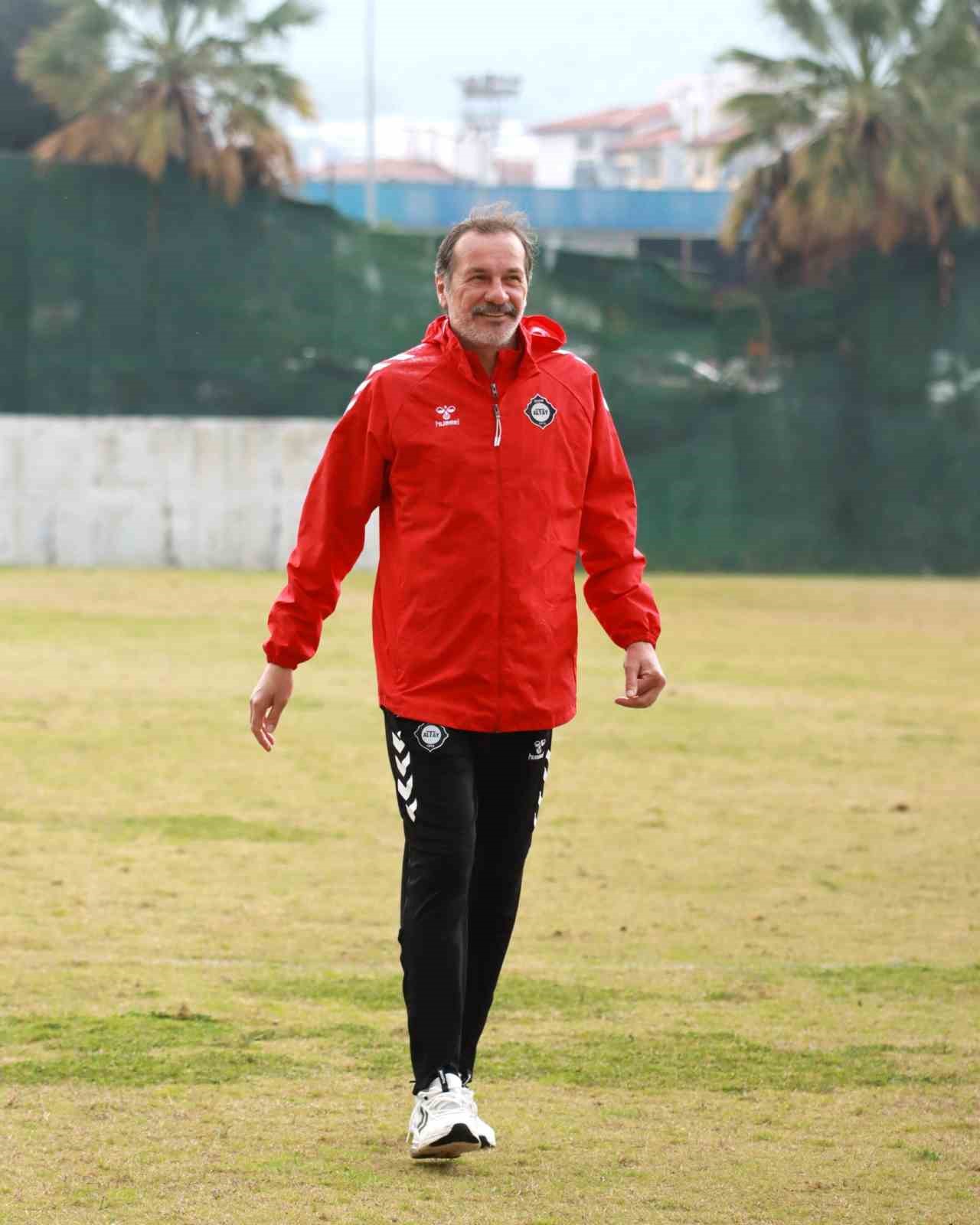 Yusuf Şimşek: "Y&ouml;neticiler bizim kalmamızı istemedi"
