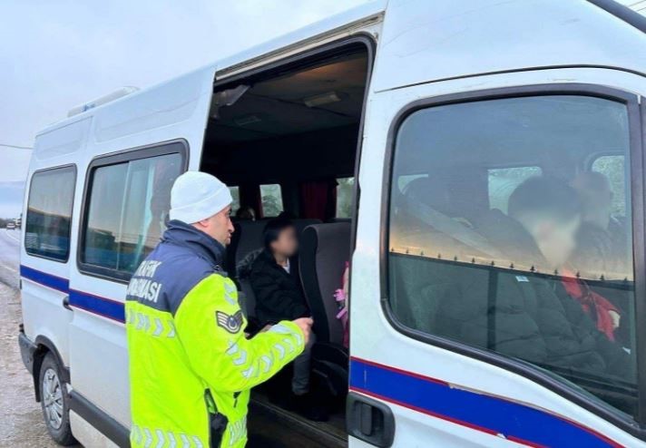 Okul zili yeniden &ccedil;aldı, jandarmadan &ouml;ğrencilere trafik g&uuml;venliği denetimi
