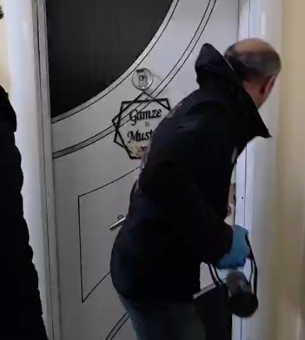 İzmir&rsquo;de yarım milyona yakın uyuşturucu hap ele ge&ccedil;irildi
