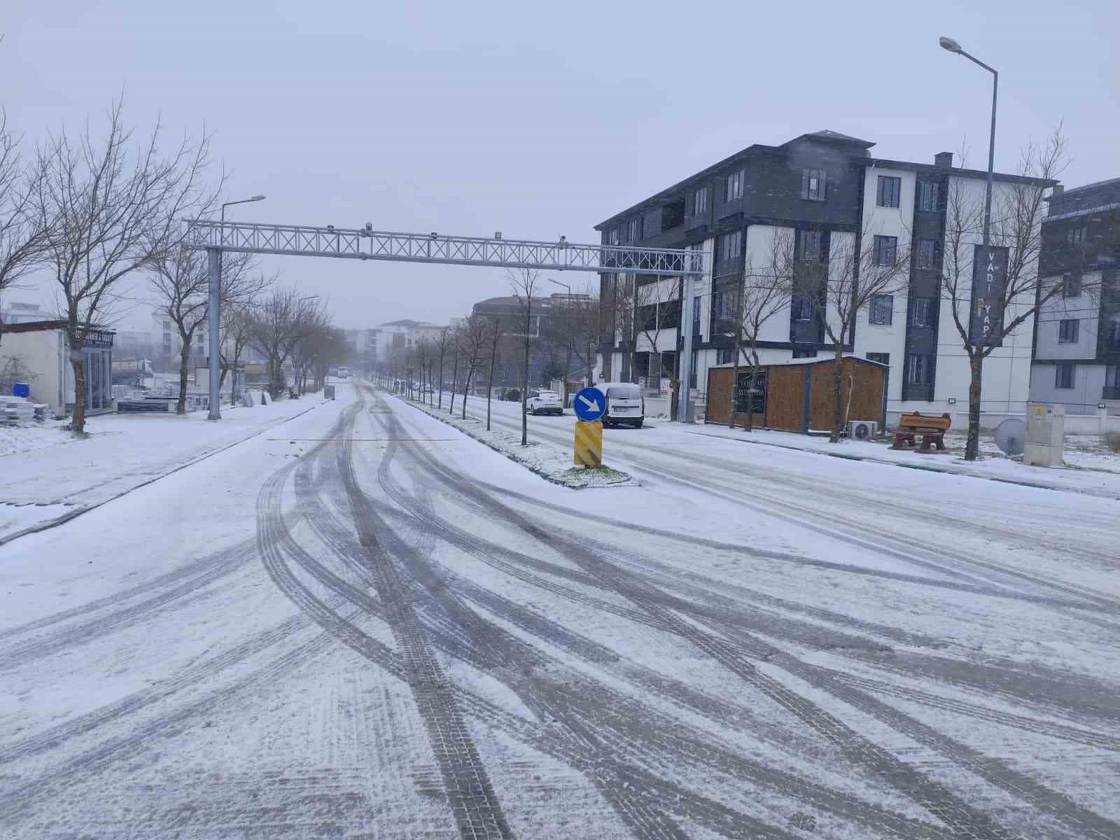 Kırklareli&rsquo;nde kar yağışı etkisini arttırdı
