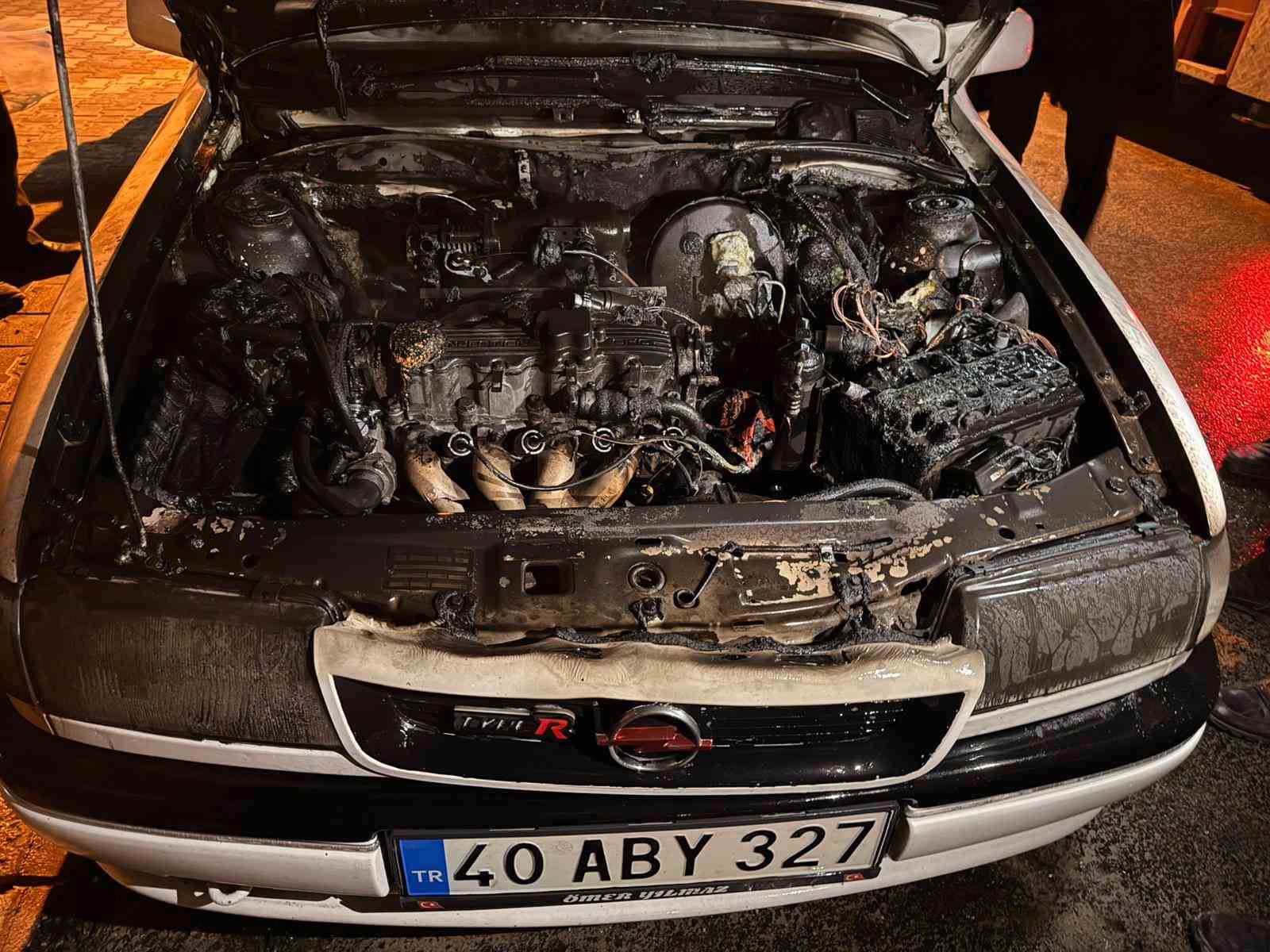 Kırşehir’de park halindeki otomobil alevlere teslim oldu