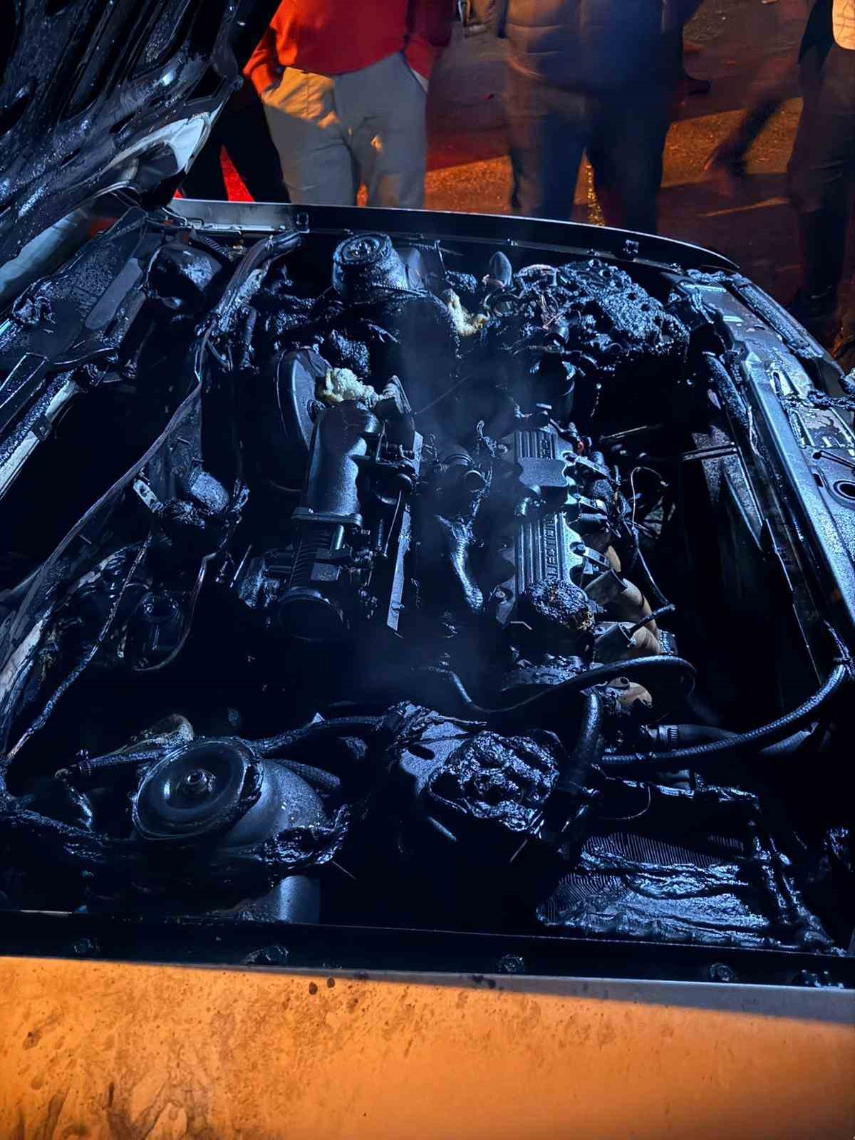 Kırşehir&rsquo;de park halindeki otomobil alevlere teslim oldu
