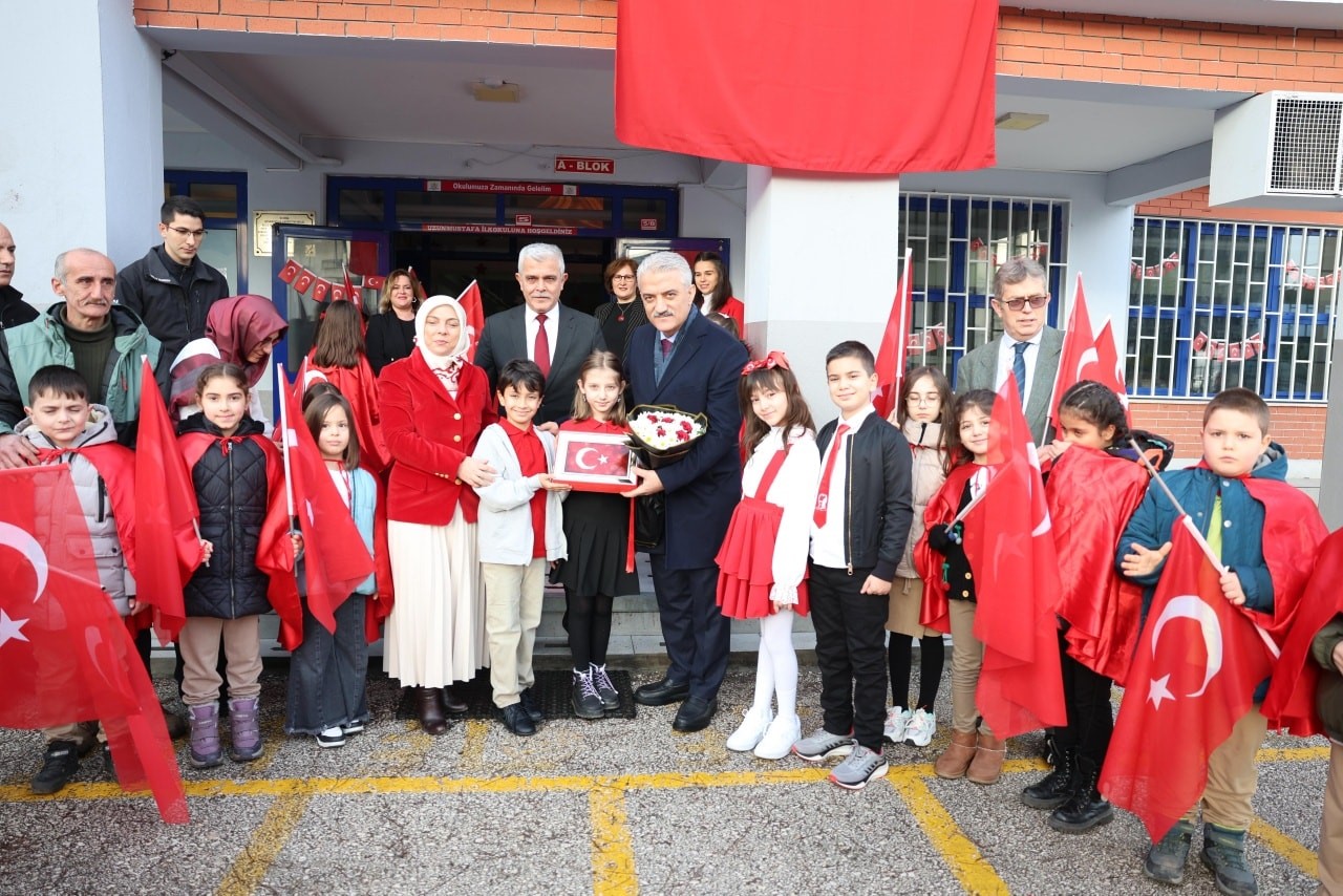 D&uuml;zce&rsquo;de &ouml;ğrenciler ikinci d&ouml;neme T&uuml;rk bayraklarıyla başladı
