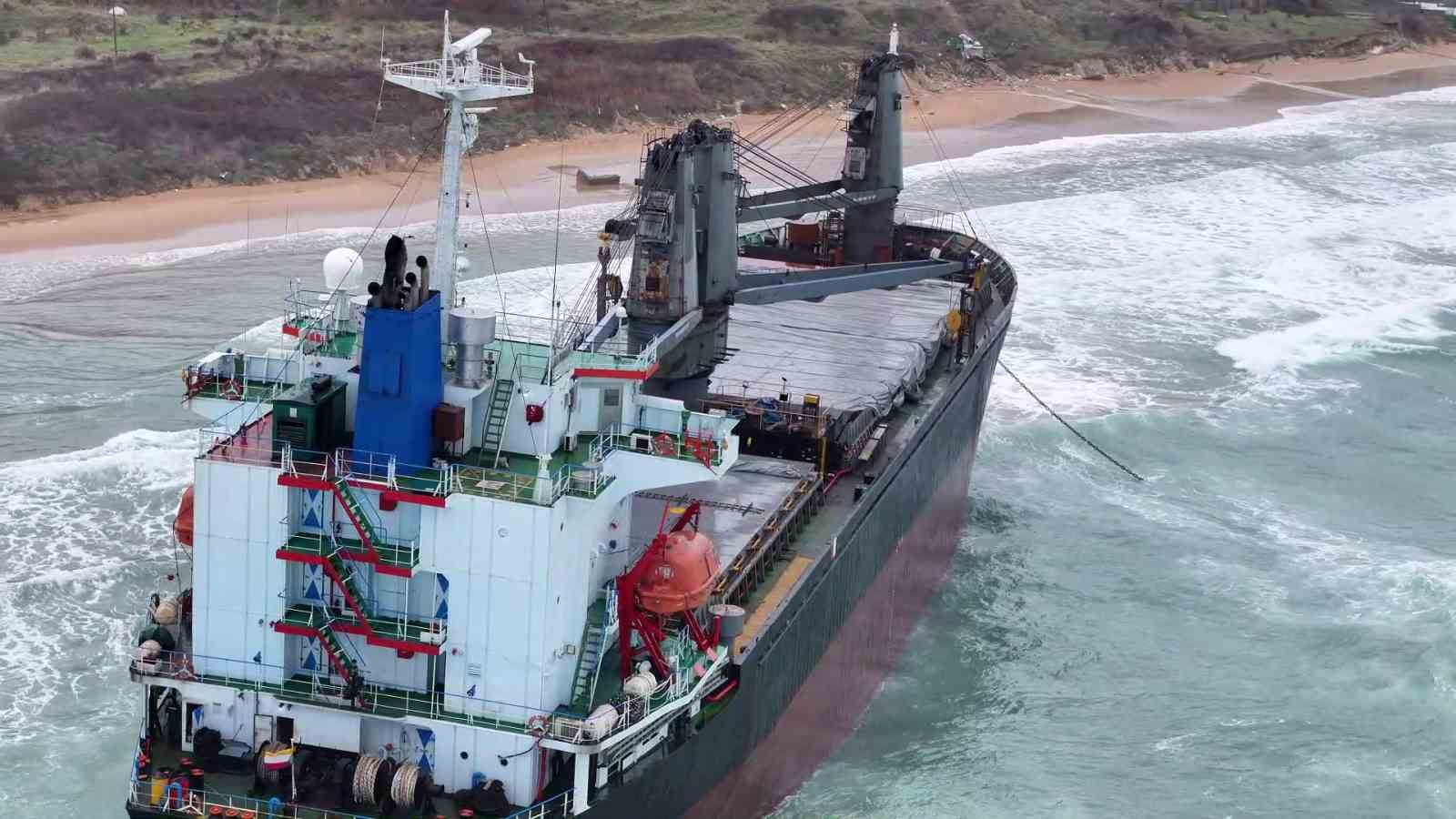 Kastamonu a&ccedil;ıklarında vurulan ve Sarıyer&rsquo;de karaya oturan gemi havadan g&ouml;r&uuml;nt&uuml;lendi
