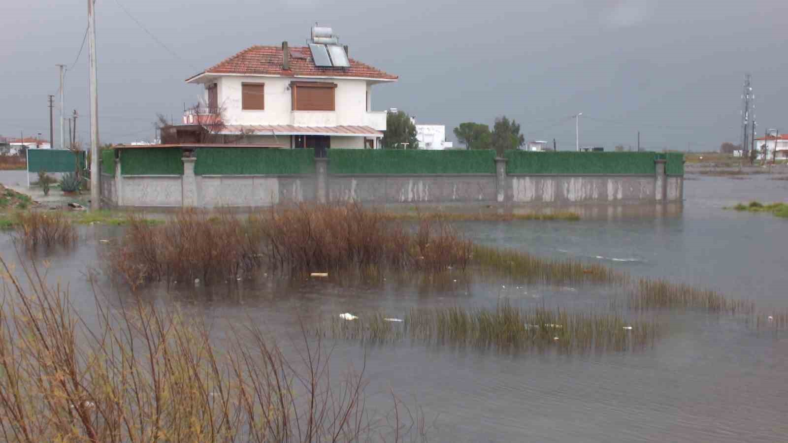Balıkesir’de yazlıklar su altında kaldı