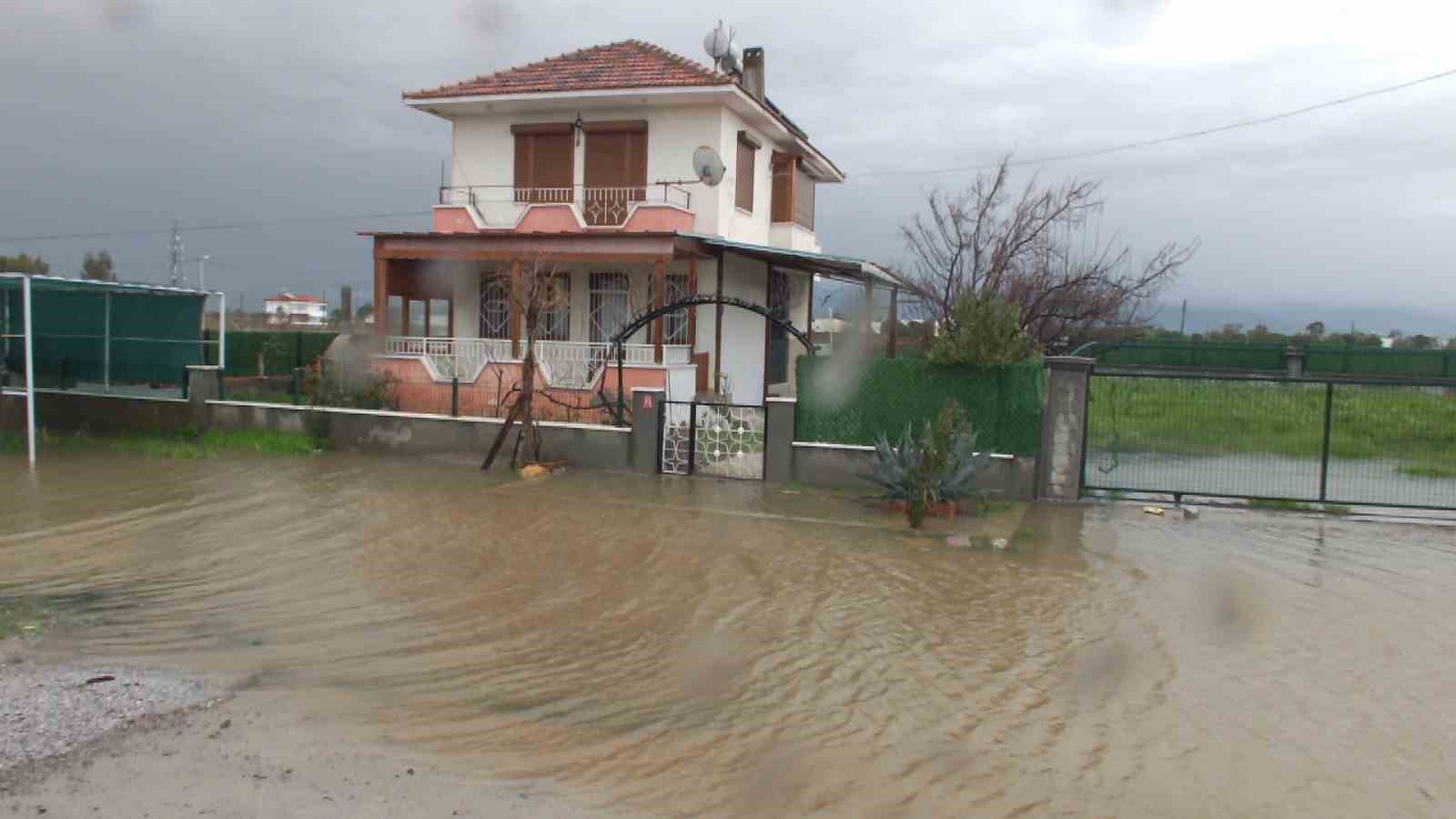 Balıkesir&rsquo;de yazlıklar su altında kaldı
