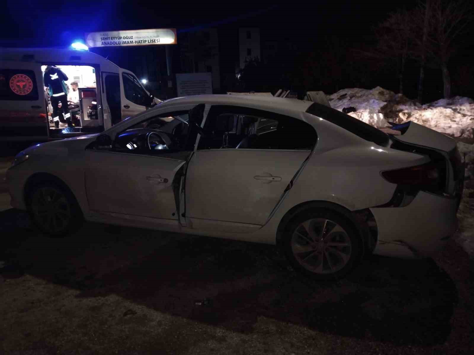 Ara&ccedil; i&ccedil;erisinde patlama: 3 yaralı
