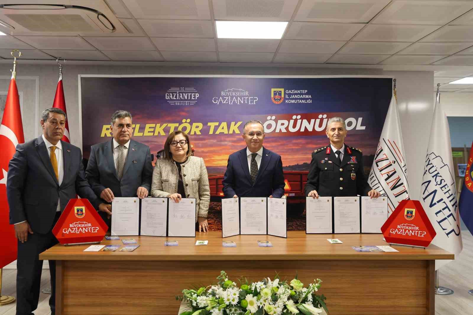 Büyükşehir iş birliğinde, çiftçilere reflektör dağıtımı için protokol imza töreni düzenlendi