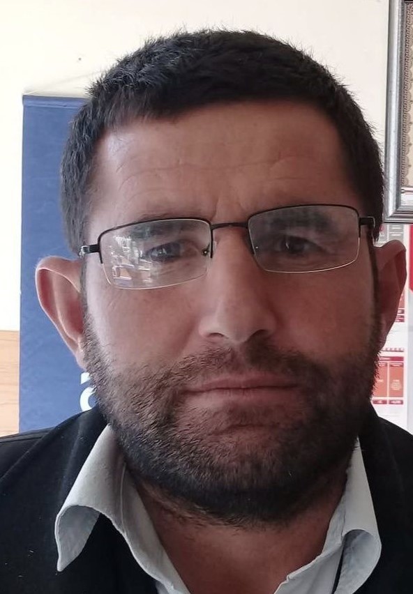 Aksaray’da uçan çatının altında kalan adam ağır yaralandı