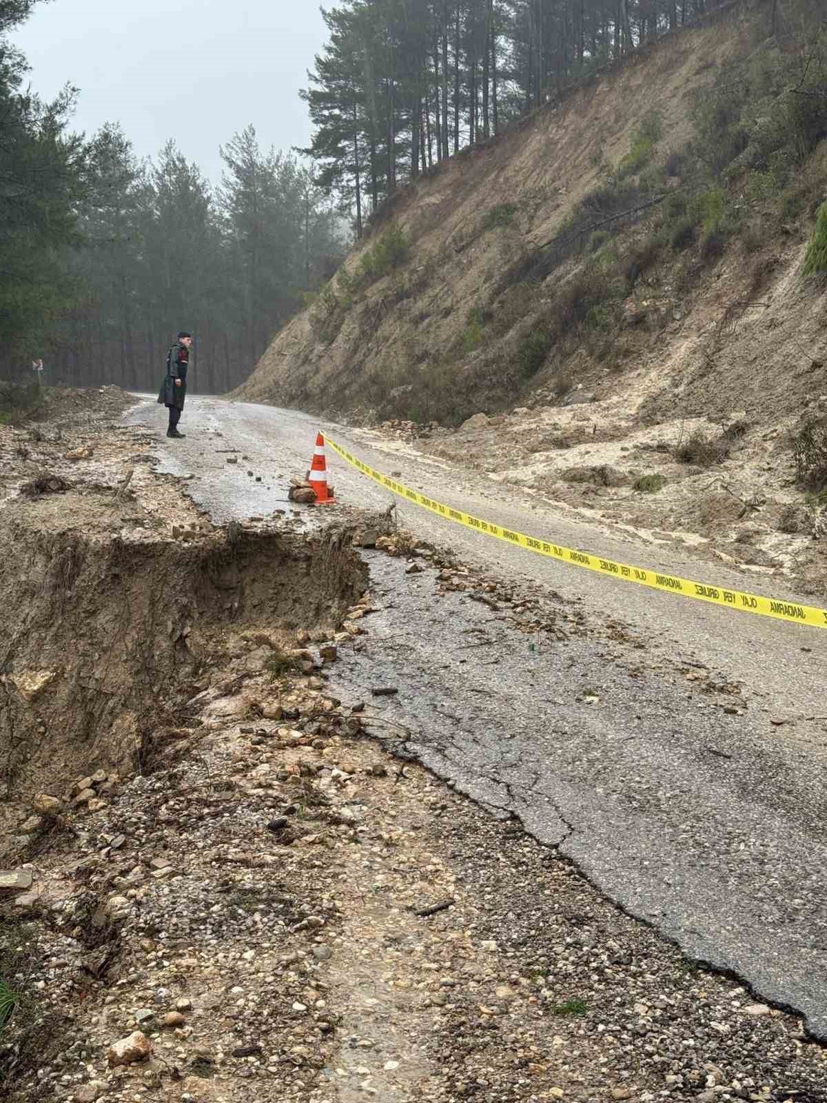 Burdur&rsquo;da etkili olan yağıştan dolayı yol &ccedil;&ouml;kt&uuml;
