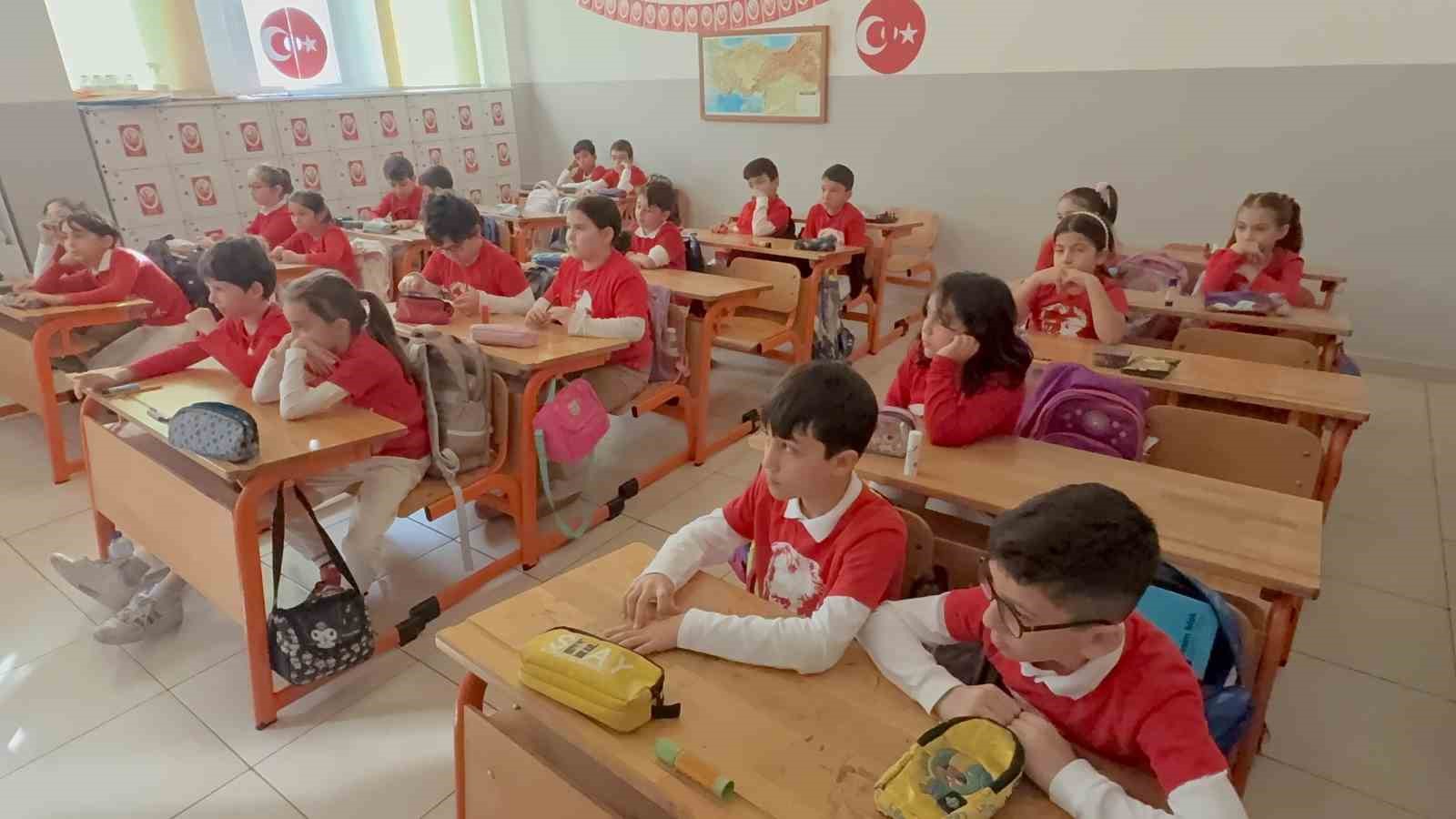 Bodrum&rsquo;da &ouml;ğrenciler kırmızı beyaz ay yıldızlı kıyafetlerle eğitime başladı
