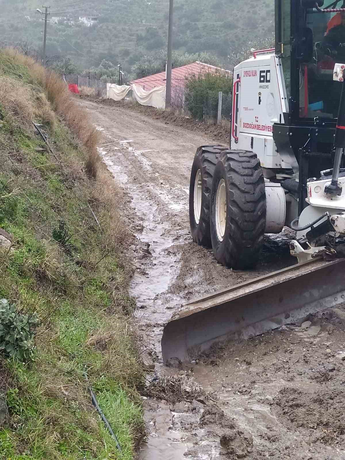 Bozdoğan Belediyesi ekipleri sağanak yağış sonrası &ccedil;alışmalarını s&uuml;rd&uuml;r&uuml;yor
