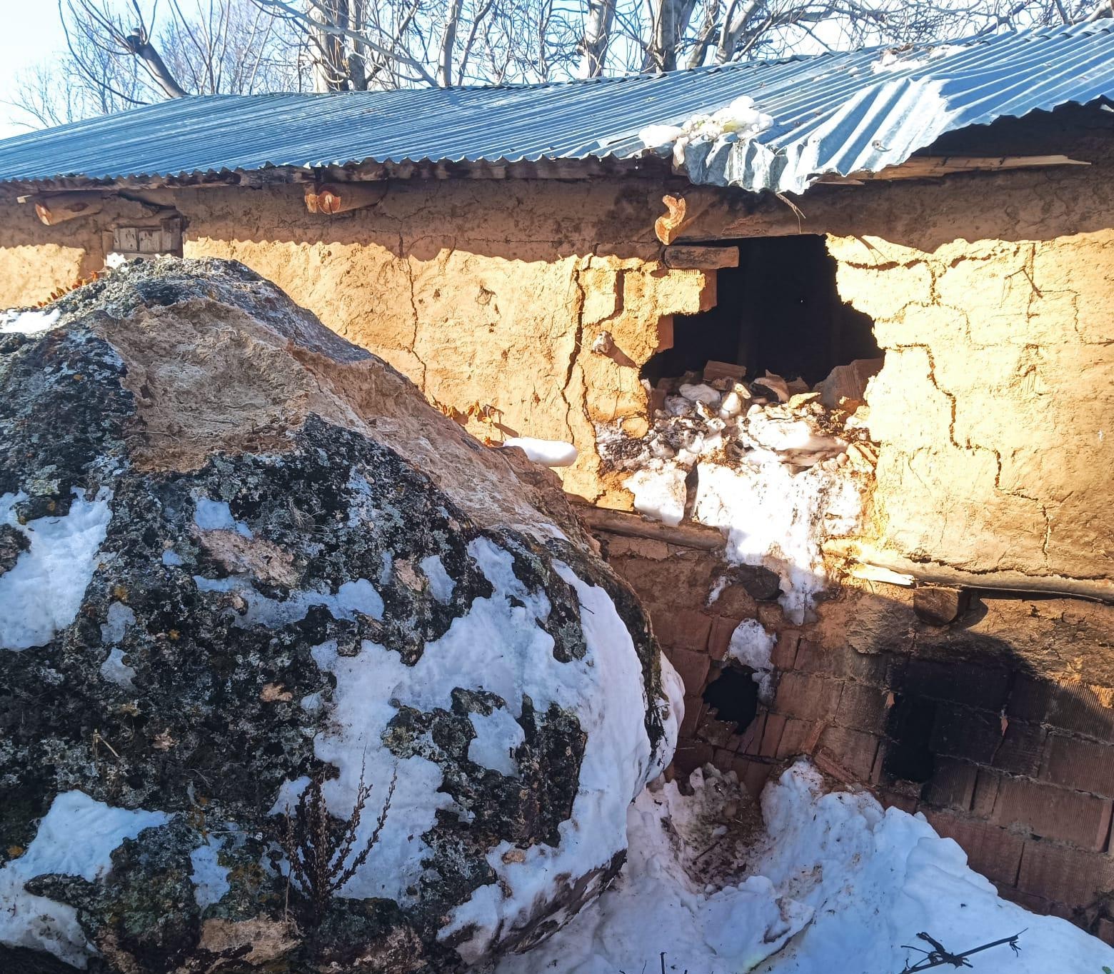 Yamaçtan kopan dev kaya neredeyse evi yıkıyordu