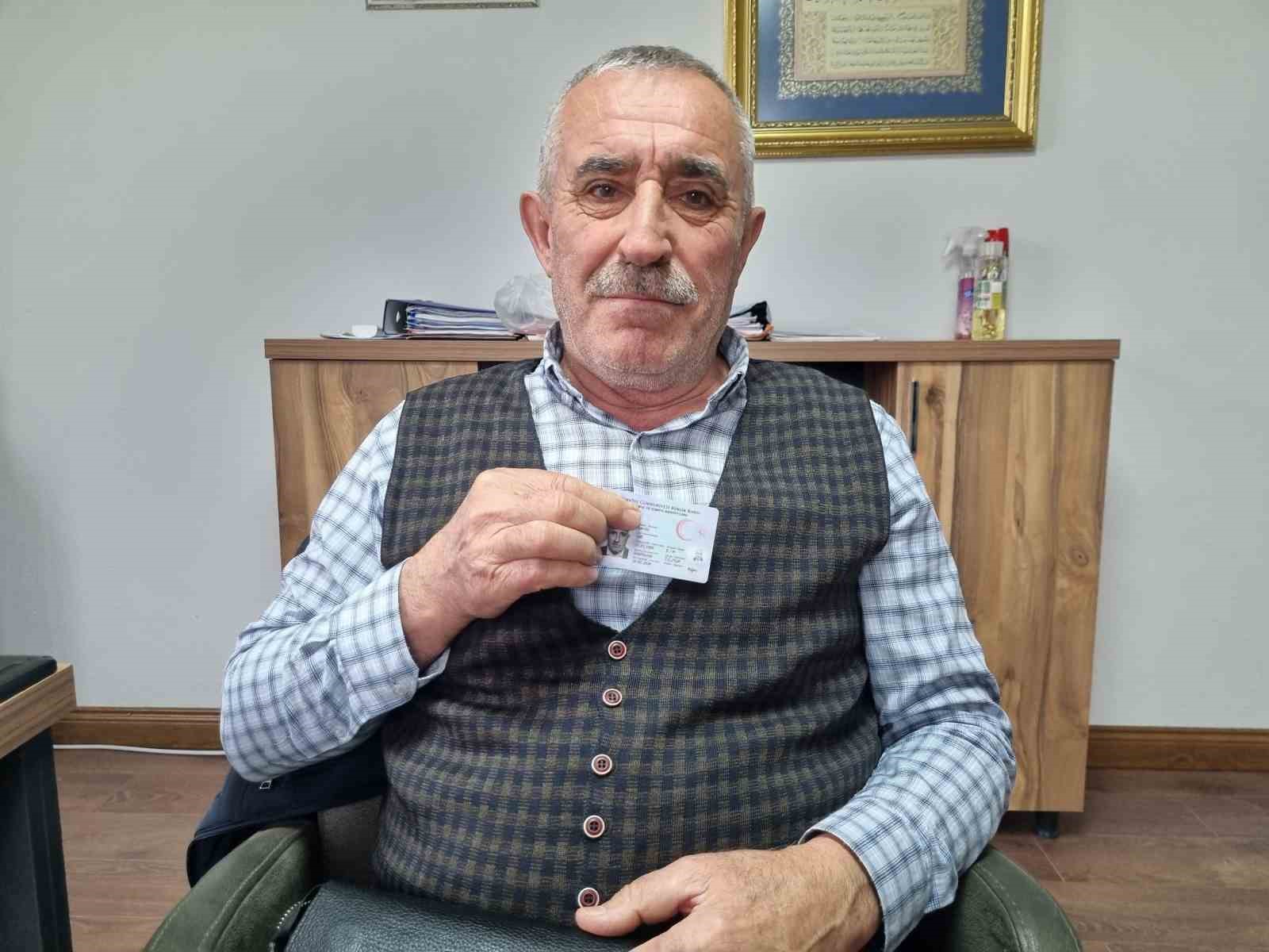 Bu muhtara herkes ‘abi’ demek zorunda kalıyor