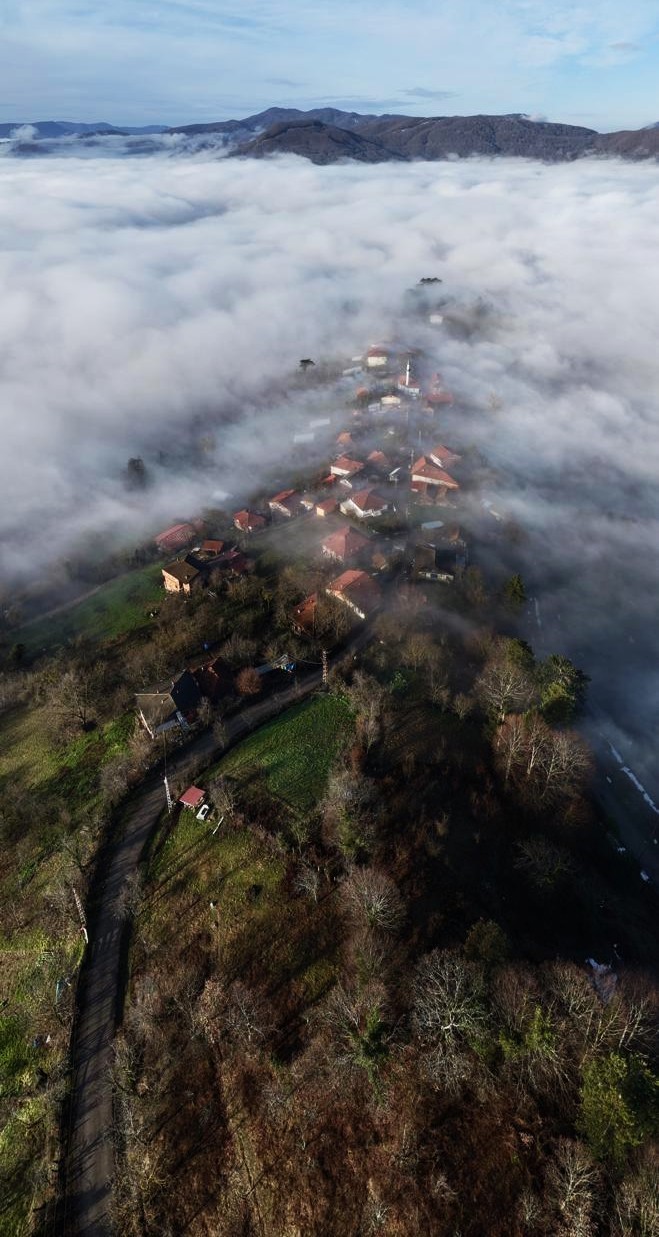 K&ouml;y&uuml; ve dağ eteklerini kaplayan sis denizi mest etti

