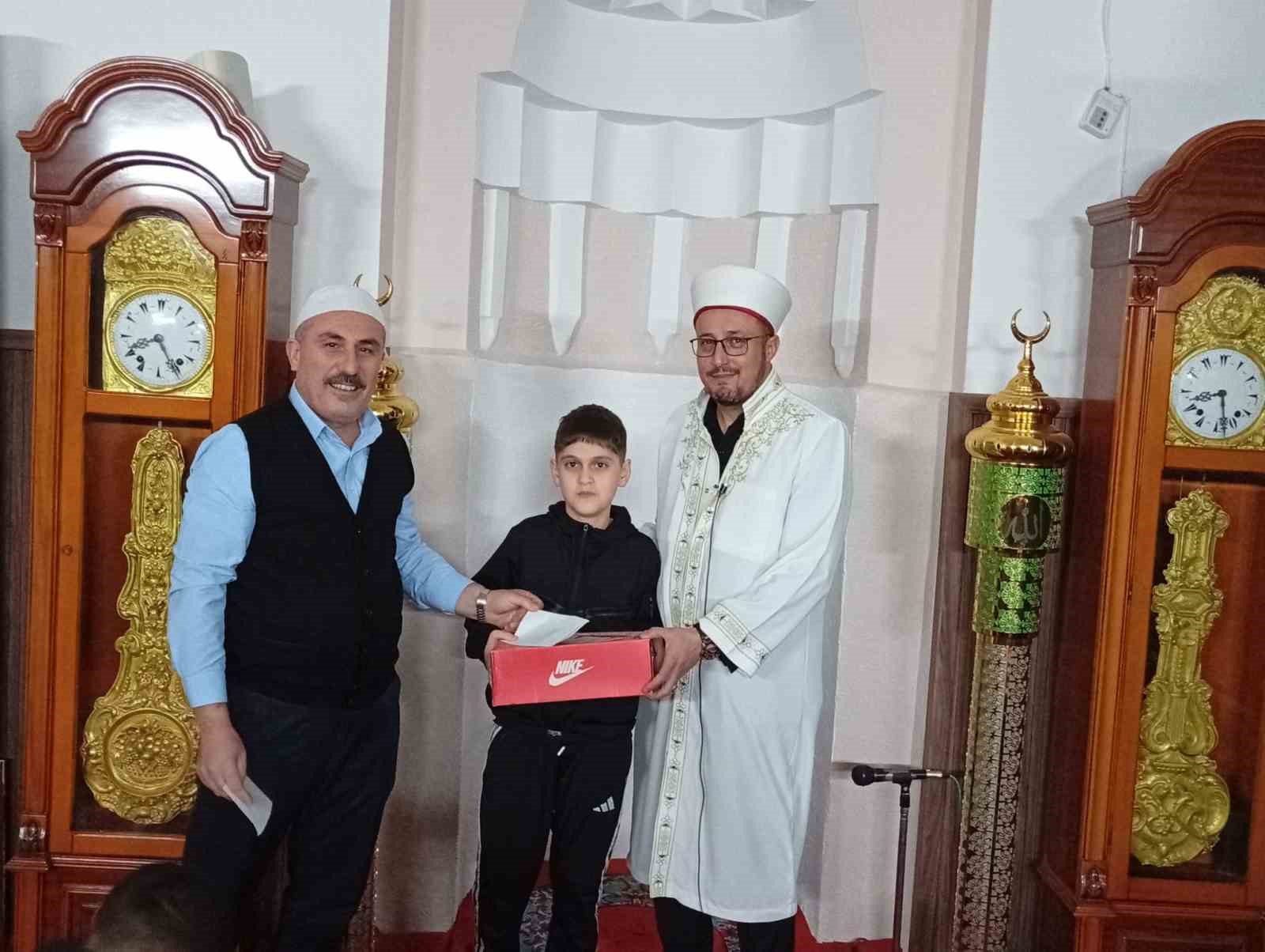 Namaza gelen çocuklar hediyeyle sevindirildi