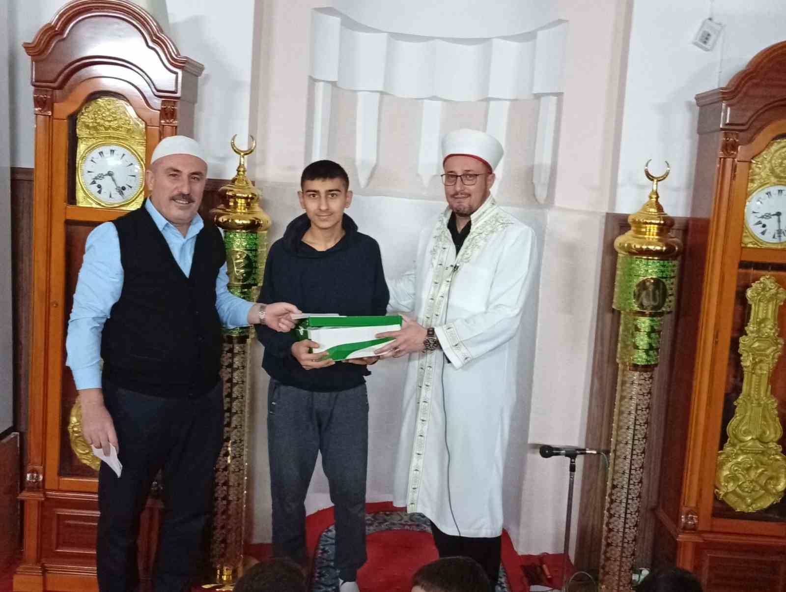 Namaza gelen çocuklar hediyeyle sevindirildi