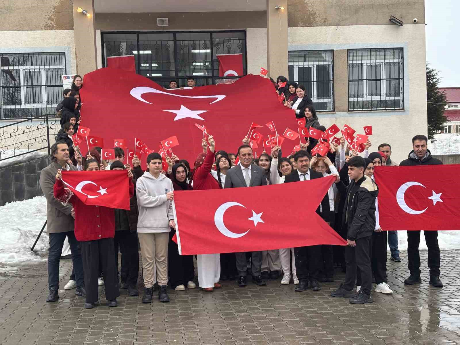 ‘Bayrak sevgisi’ temasıyla okullarda ikinci dönem başladı