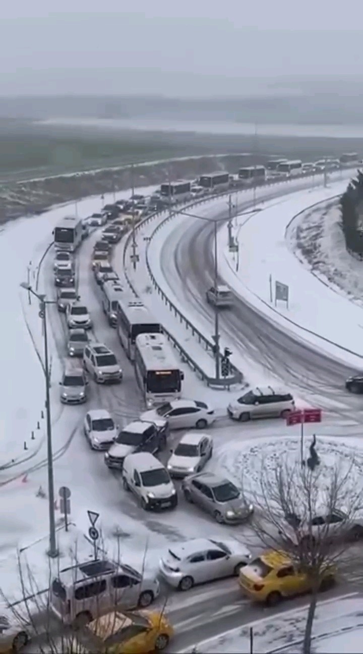 Kar yağışıyla trafik durma noktasına geldi