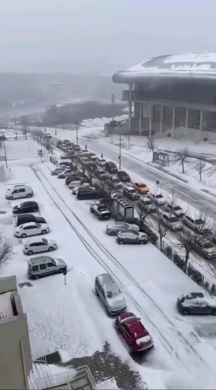 Kar yağışıyla trafik durma noktasına geldi