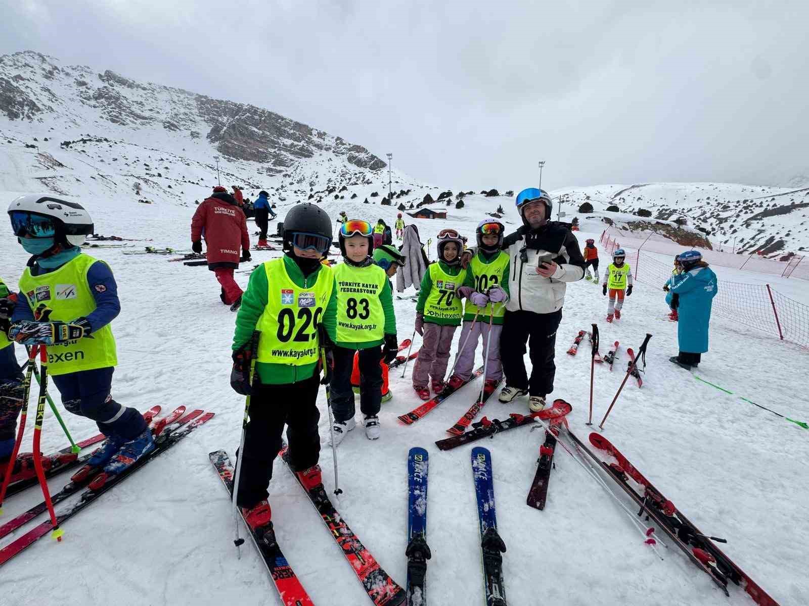Ergan Dağı Kayak Merkezi’nde yarışma heyecanı başladı