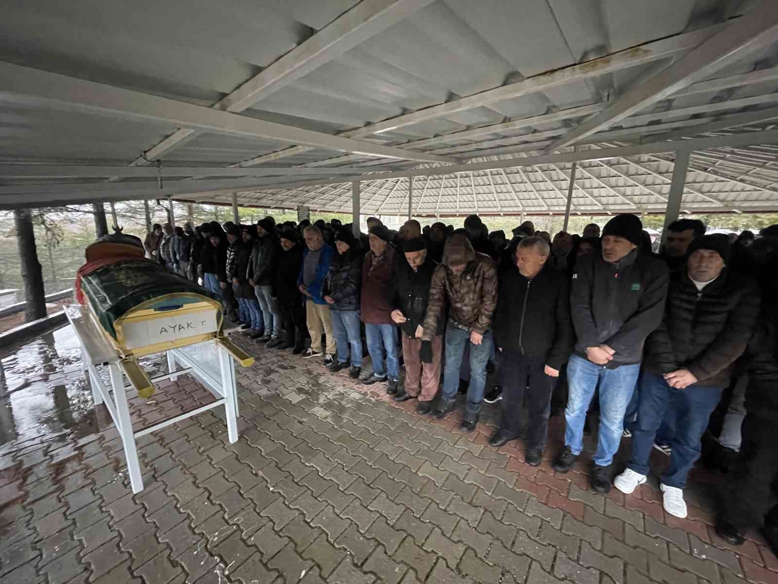 Aile ziyareti dönüşünde kazada ölen anne ve kızı yan yana defnedildi