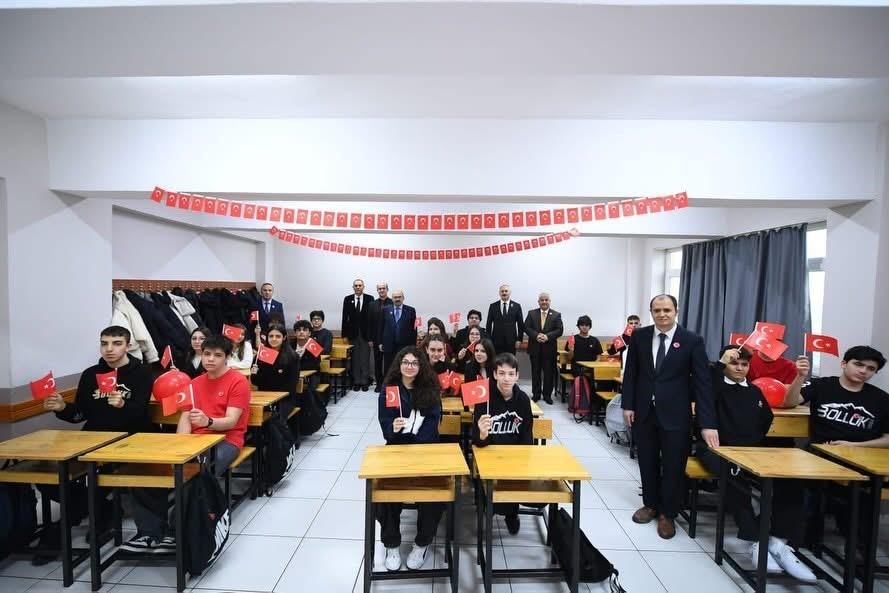 Balıkesir&rsquo;de eğitimde ikinci d&ouml;nem, bayrak sevgisiyle başladı
