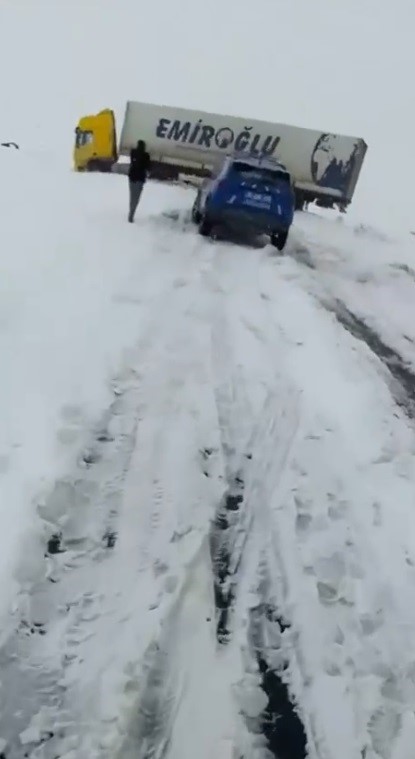 Kars’ta kayan tır kara yolunu ulaşıma kapattı