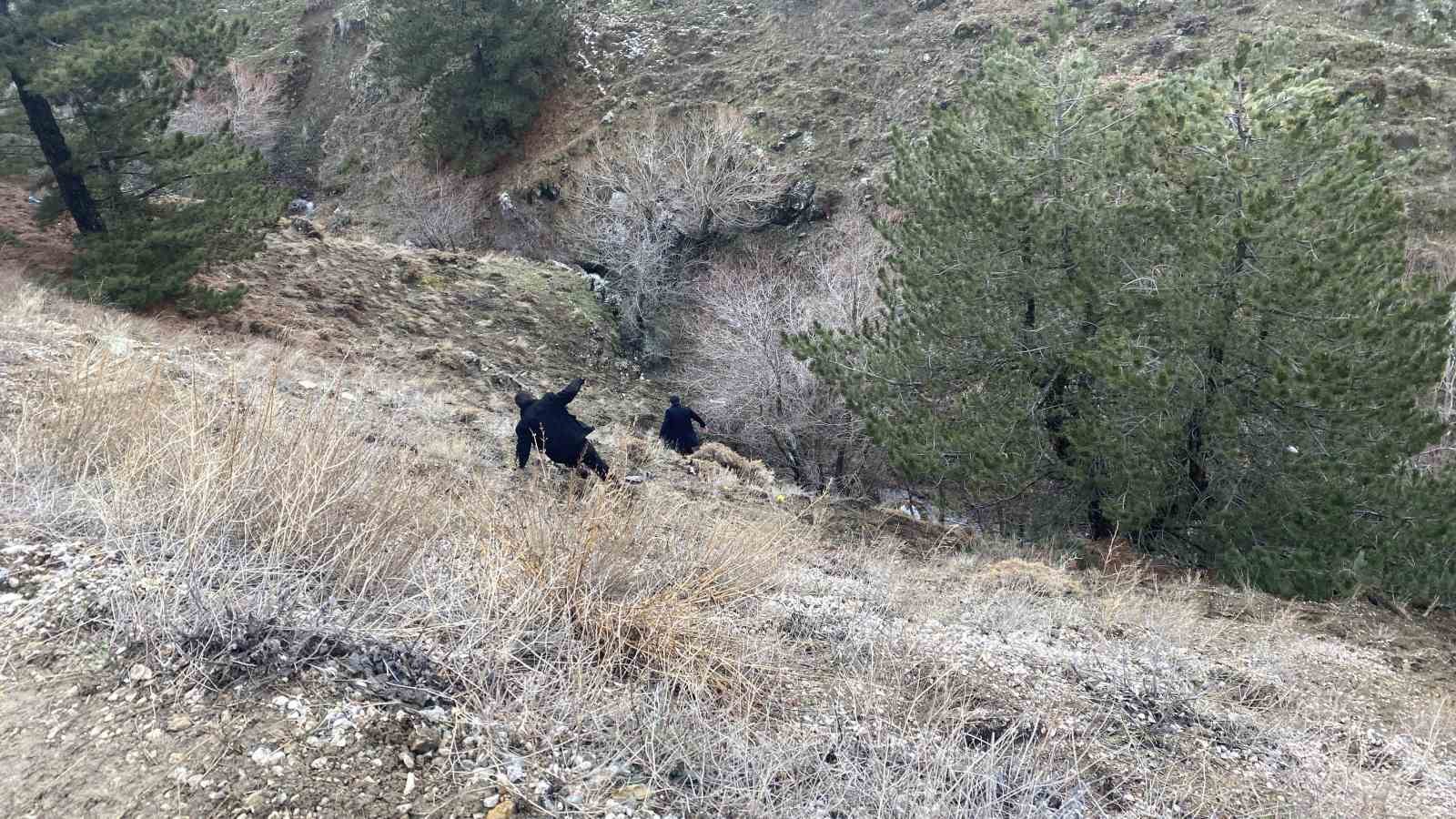 &Ccedil;orum&rsquo;da v&uuml;cudu par&ccedil;alanarak dere kenarına atılan adamın cansız bedeni morga kaldırıldı
