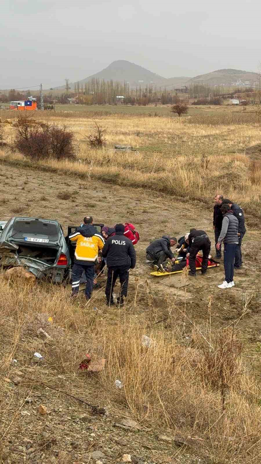 Yoldan çıkan lüks araç şarampole devrildi: 3 yaralı