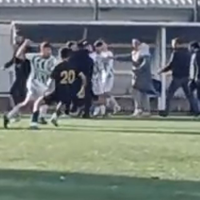 İzmir’de U18 maçında saha karıştı: Sandalyeler havada uçuştu